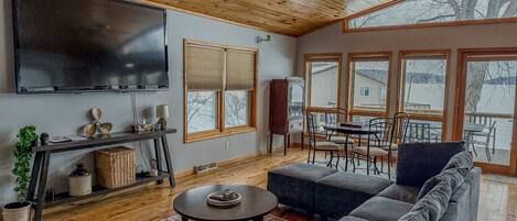 Televisión y chimenea