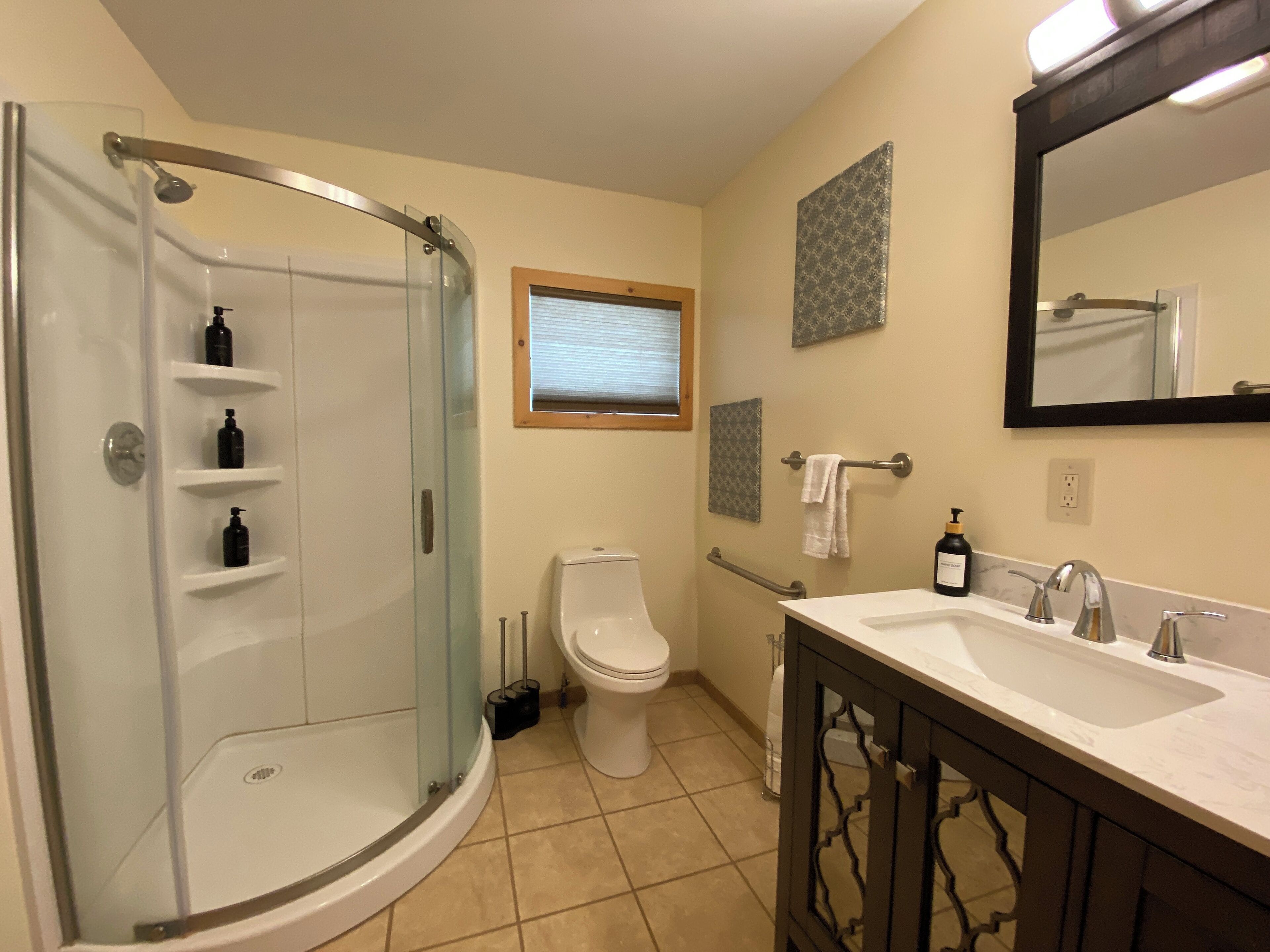 Shower, jetted bath, hair dryer, towels