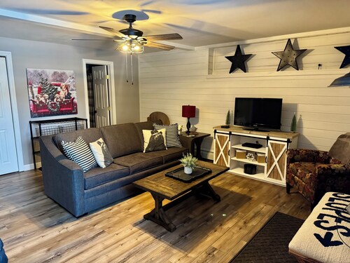 Hidden gem 2 bedroom chalet in Ellicottville minutes from Holiday Valley-hot tub