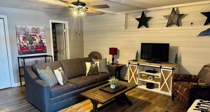 Hidden gem 2 bedroom chalet in Ellicottville minutes from Holiday Valley-hot tub