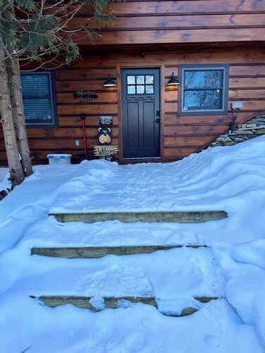 Hidden gem 2 bedroom chalet in Ellicottville minutes from Holiday Valley-hot tub
