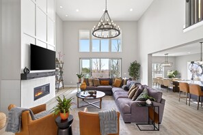 Smart TV, fireplace, offices - Catawba Falls Manor | Luxury, Hot Tub, Pets EV Charger & Mountain Views! (Black Mountain)
