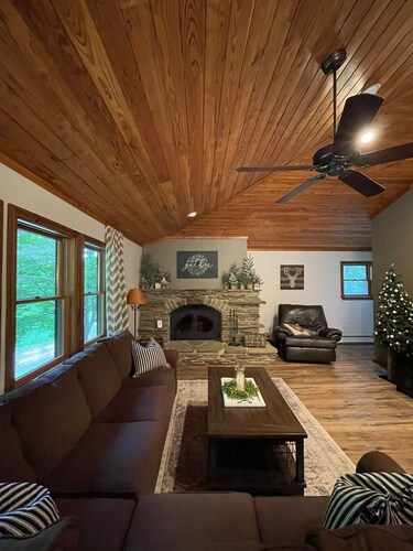 Cozy 3 bedroom chalet with hot tub in Ellicottville minutes from Holiday Valley.