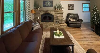 Cozy 3 bedroom chalet with hot tub in Ellicottville minutes from Holiday Valley.