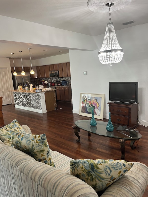 TV - Marvelous 4-bedroom AC WIFI LEHIGH house FOR ALL YOUR ELEGANT /FAMILY OCCASIONS (Lehigh Acres)