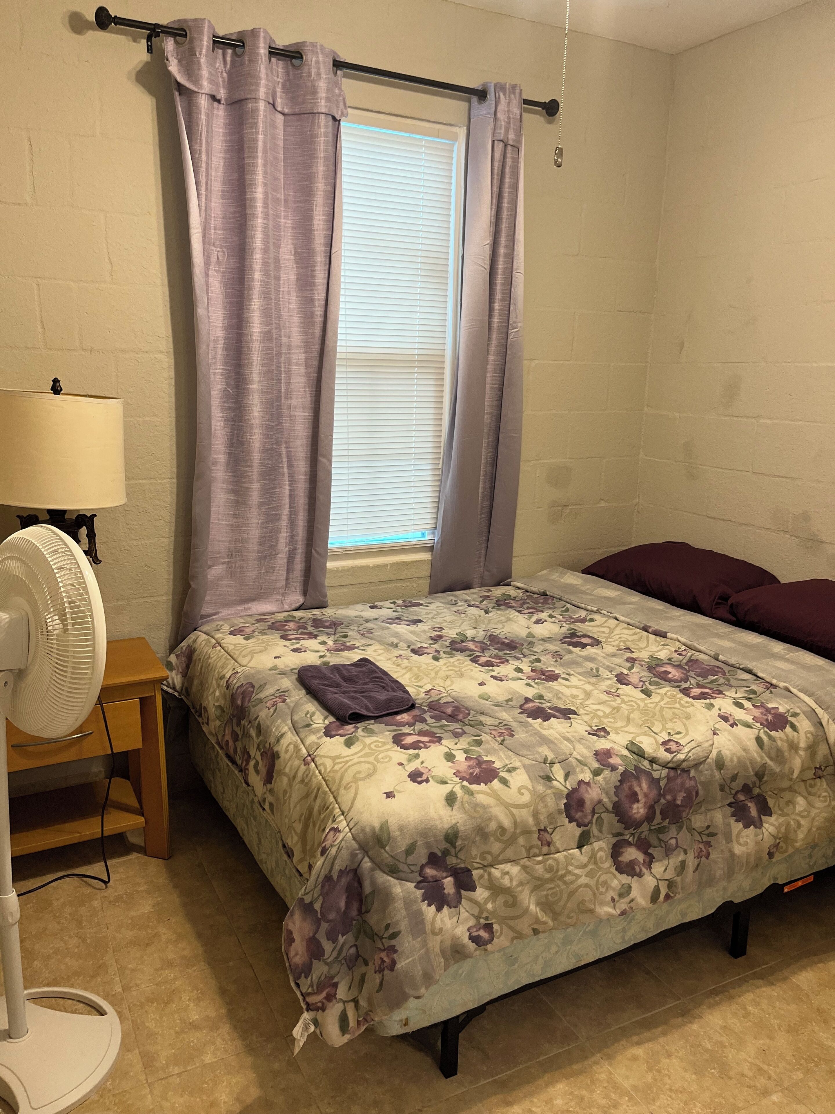 Iron/ironing board, WiFi, bed sheets