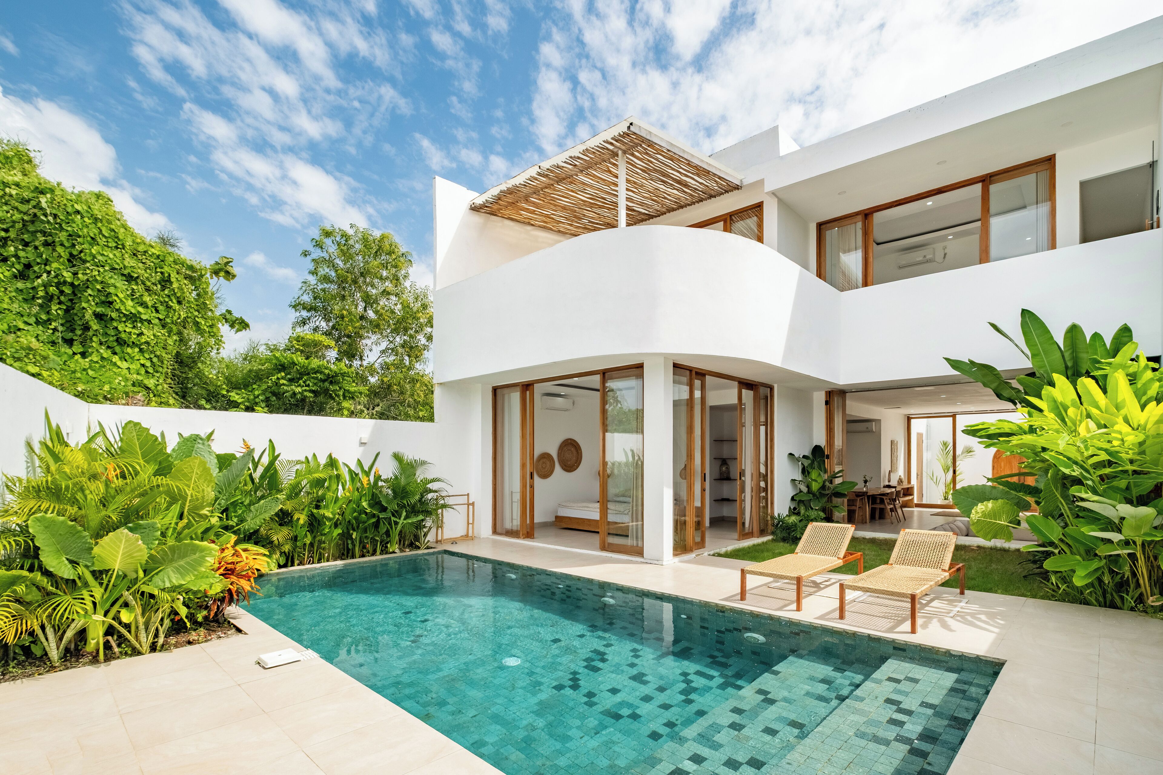 Una piscina al aire libre