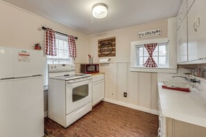 Réfrigérateur, micro-ondes, plaque de cuisson, cafetière/bouilloire