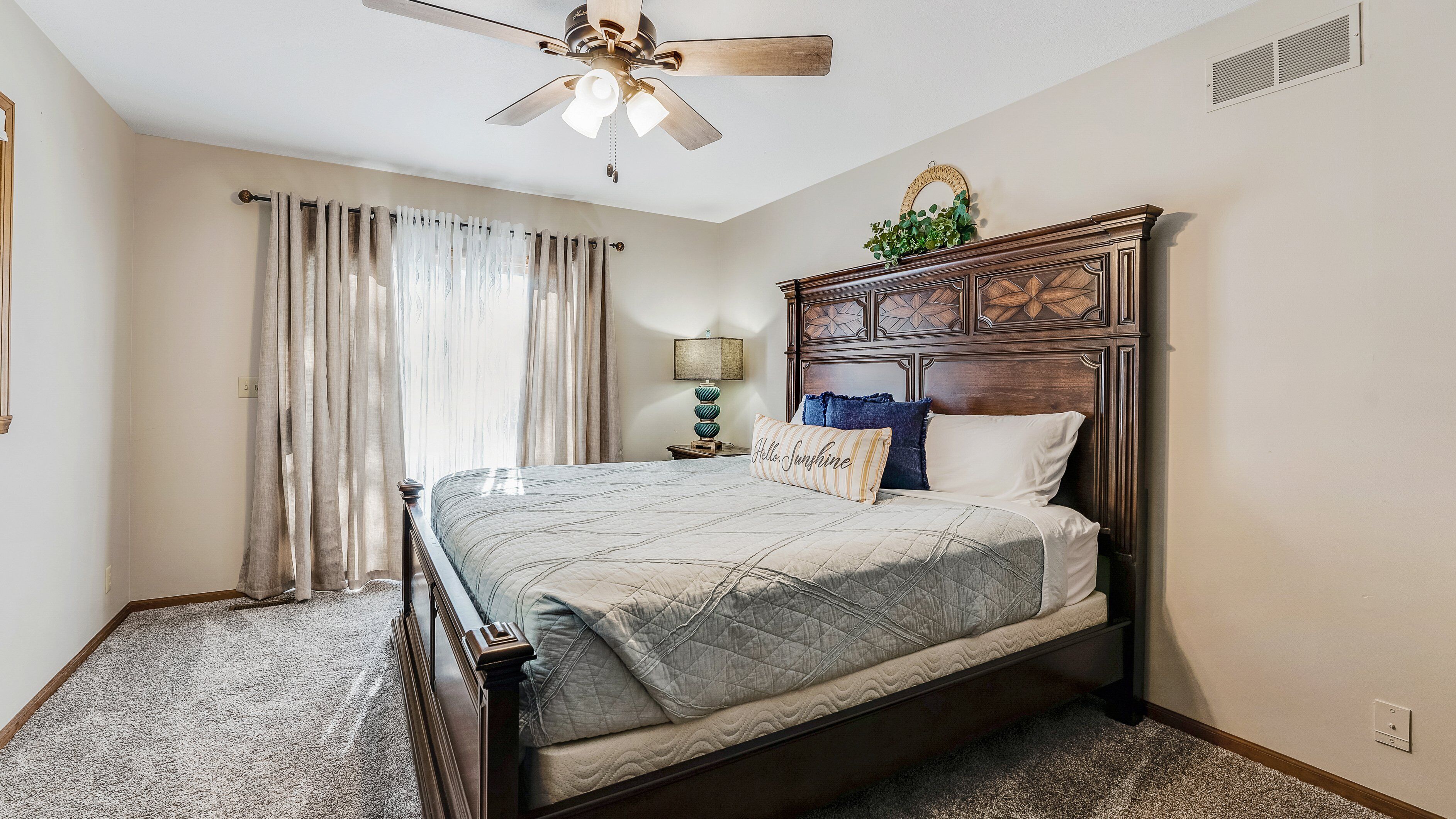 Een strijkplank/strijkijzer, reisbedje, gratis wifi, beddengoed