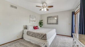 Tabla de planchar con plancha, cuna de viaje, wifi gratis y ropa de cama