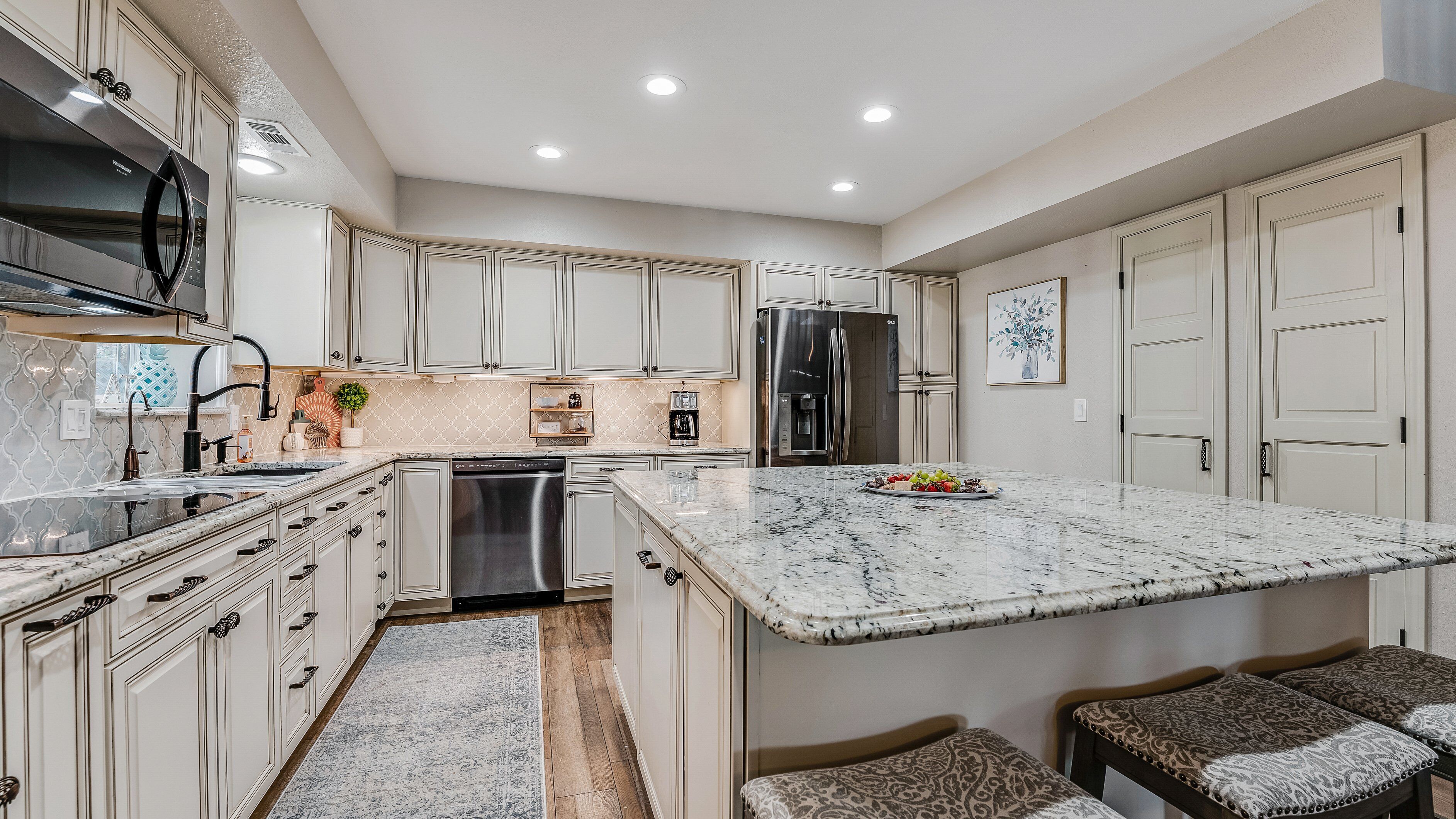 Frigorífic, microones, forn i placa de cuina 