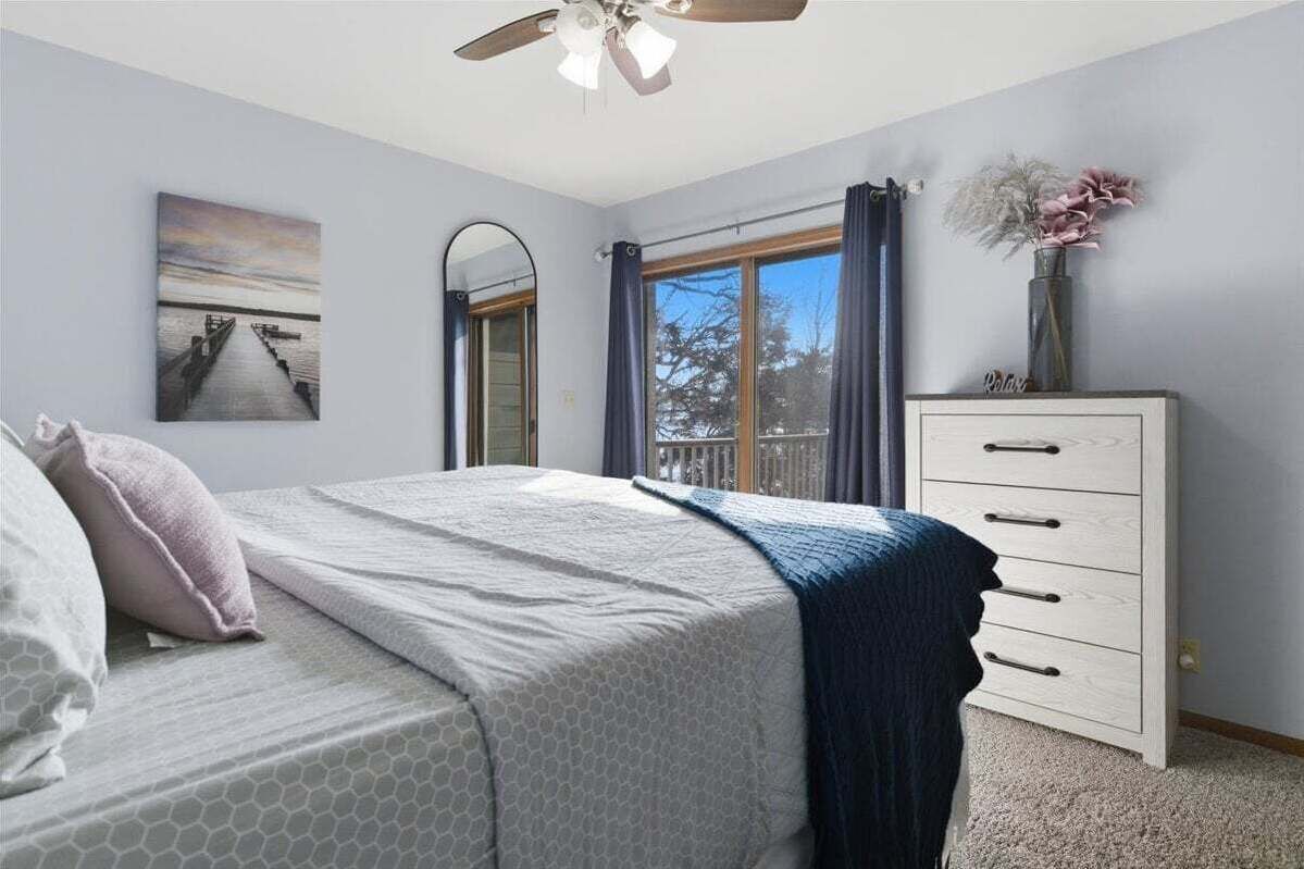 Een strijkplank/strijkijzer, reisbedje, gratis wifi, beddengoed