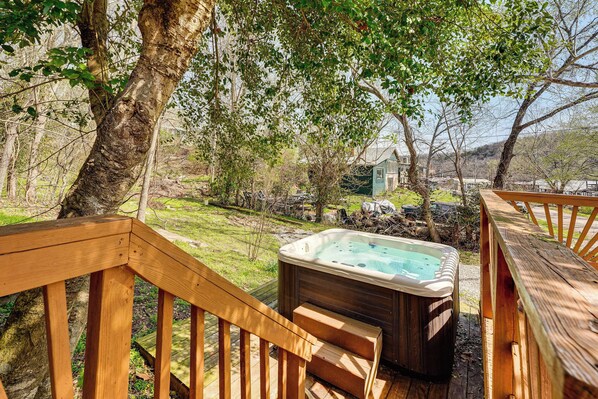 Outdoor spa tub