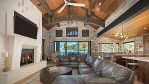 Living area - LP Lakefront House - *Private Dock* - 7000+ Square Ft of Space, Stunning Views & Impeccable Quality (Grand Lake)