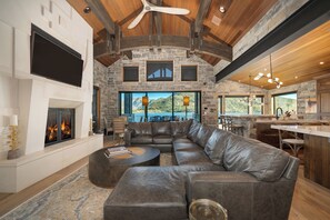 Smart TV, fireplace, offices - LP Lakefront House - *Private Dock* - 7000+ Square Ft of Space, Stunning Views, Impeccable Quality (Grand Lake)