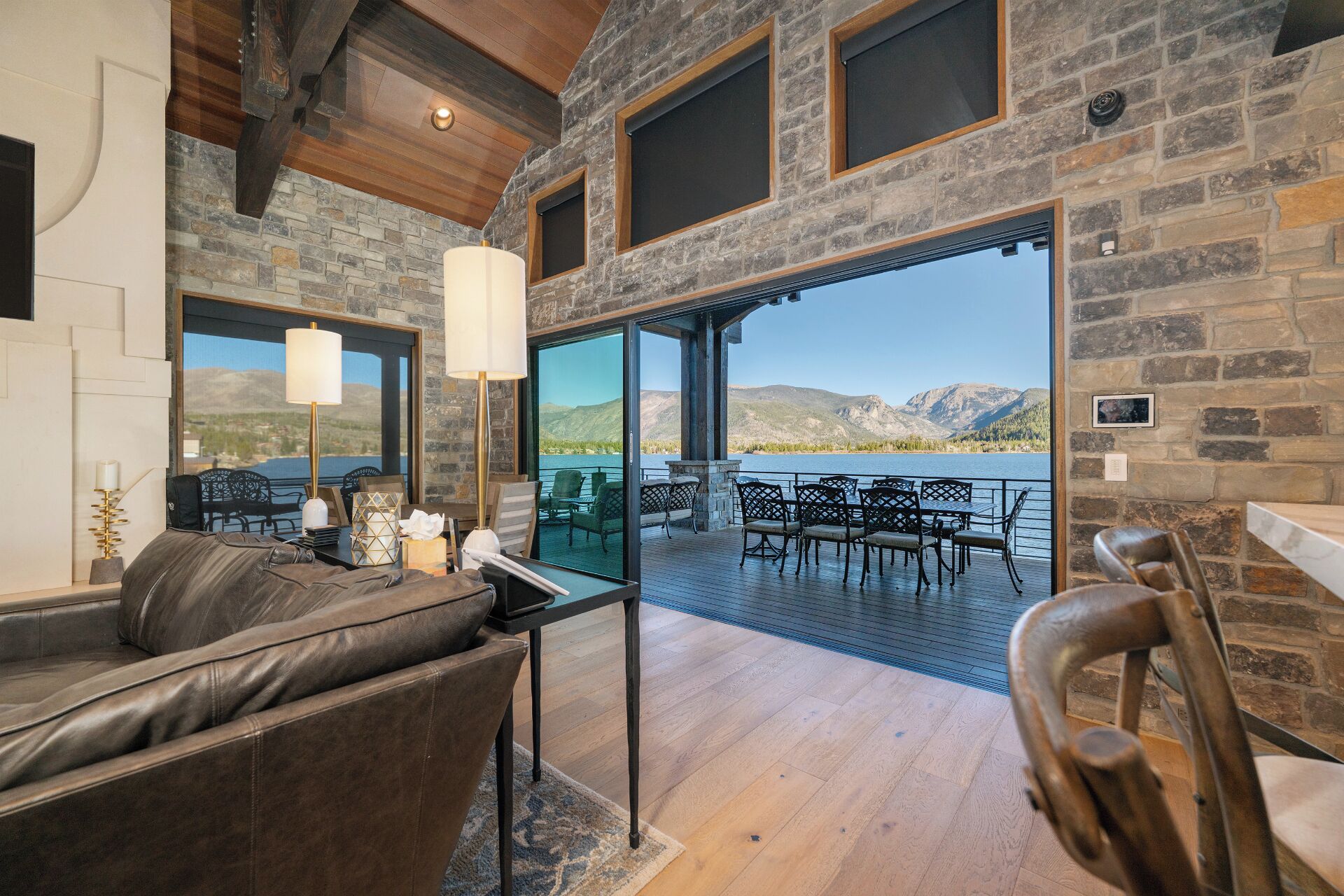 Een smart-tv, een open haard en een kantoor