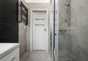Douche, sèche-cheveux, serviettes fournies