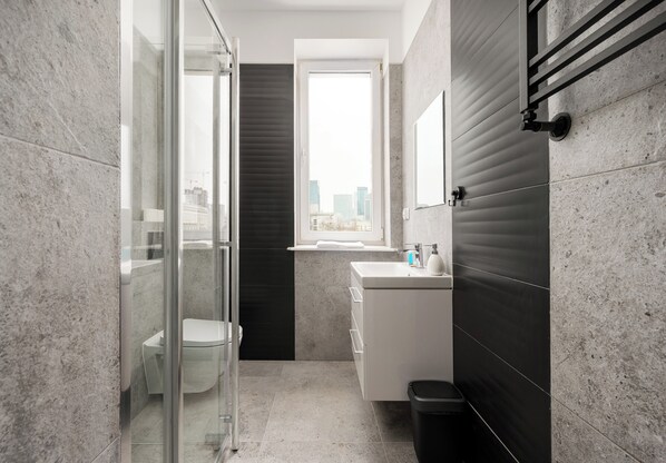 Shower, hair dryer, towels - Kino Femina Homely Apartment (Warszawa)