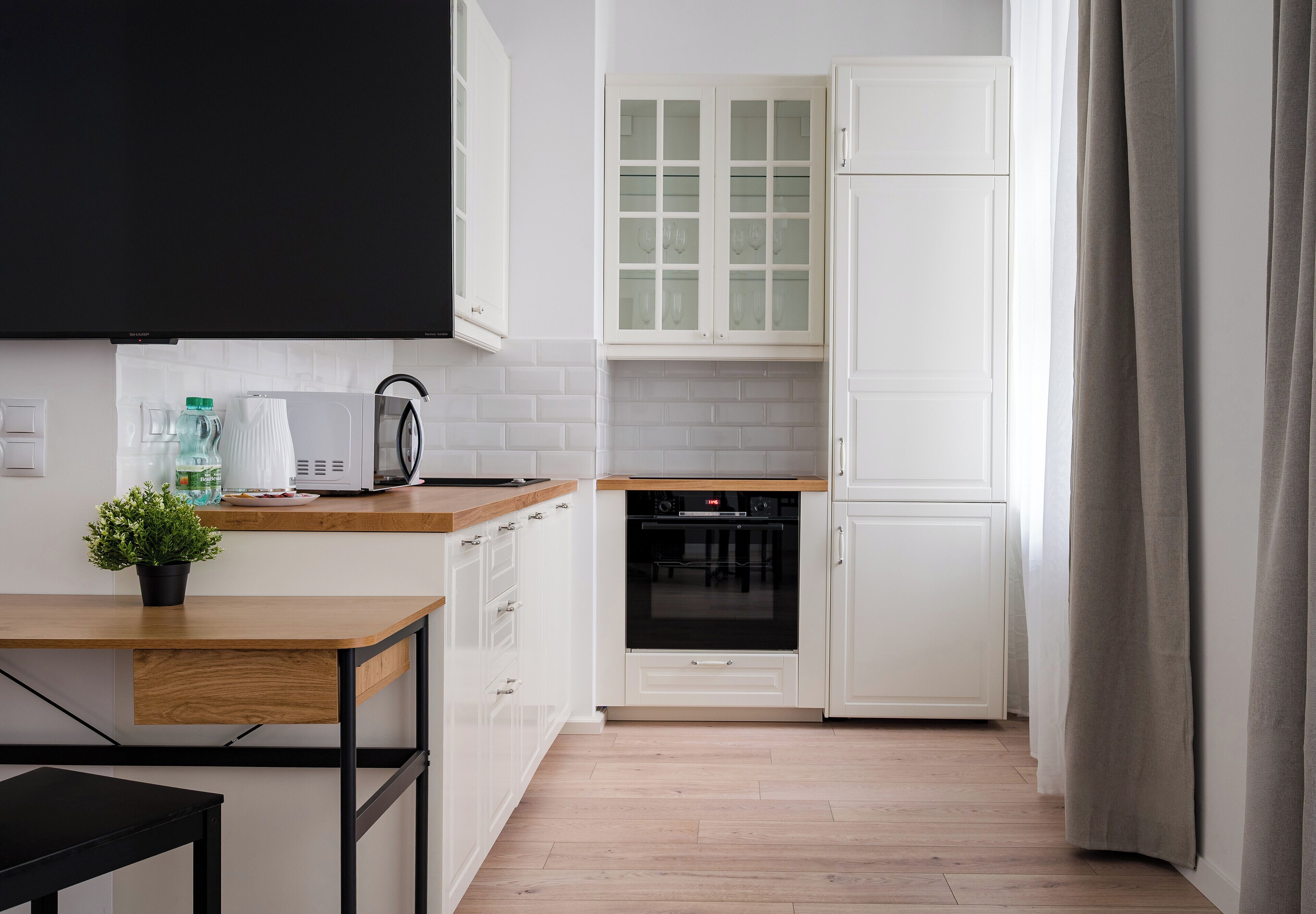 Geladeira, micro-ondas, fogão, cooktop