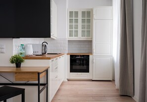 Frigorifero, microonde, forno, piano cottura