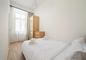 Een strijkplank/strijkijzer, wifi, beddengoed