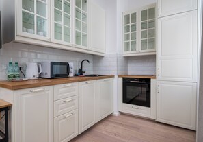 Een koelkast, een microgolfoven, een oven, een kookplaat