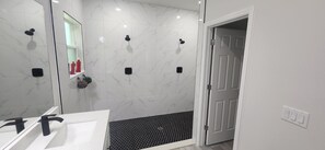 Shower, hair dryer, towels, soap - Beautiful New Home in Citrus Springs, sleep 6 (Citrus Springs)