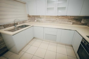 Family Apartment | Private kitchen - Luxury 3BR Alema Court-Airport Close (Accra)