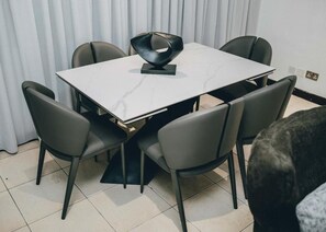 Family Apartment | In-room dining - Luxury 3BR Alema Court-Airport Close (Accra)