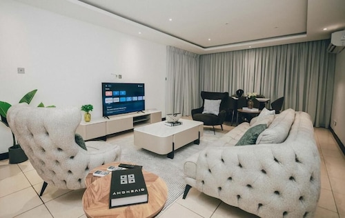 Luxury 3BR Alema Court-Airport Close