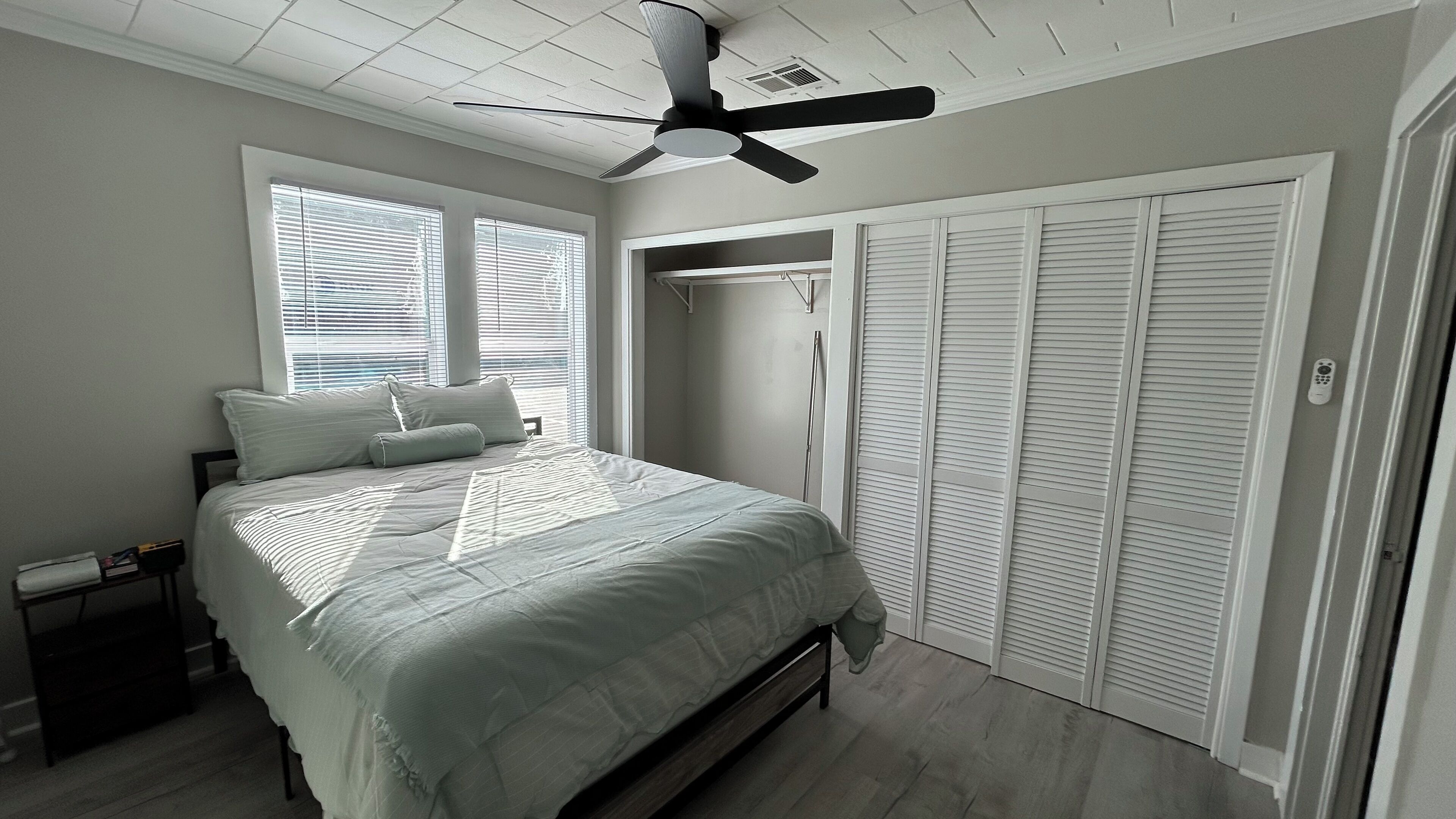 3 bedrooms, iron/ironing board, bed sheets