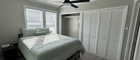 3 makuuhuonetta, silitysrauta/-lauta, vuodevaatteet