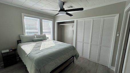 3 bedrooms, iron/ironing board, bed sheets. BON TEMPS IN BIG MAMOU -STEPS FROM FREDS LOUNGE & 6th st