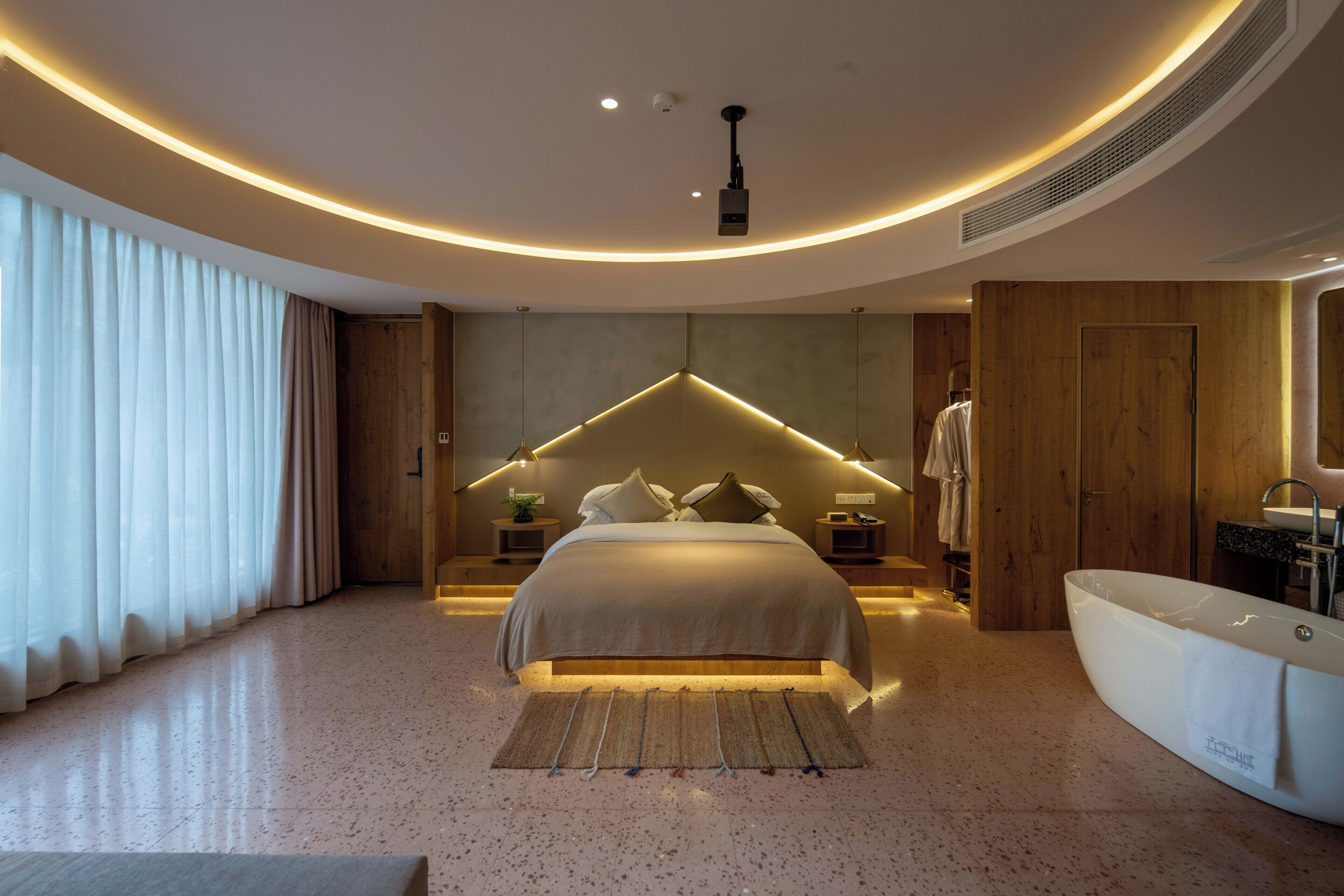 Doppia Senior, vista cortile | Copriletto in piuma, insonorizzazione, ferro/asse da stiro