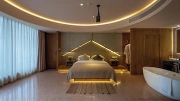 Doppia Senior, vista cortile | Copriletto in piuma, insonorizzazione, ferro/asse da stiro