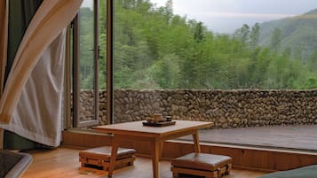 Traditionele tweepersoonskamer, uitzicht op bergen | Kameruitzicht