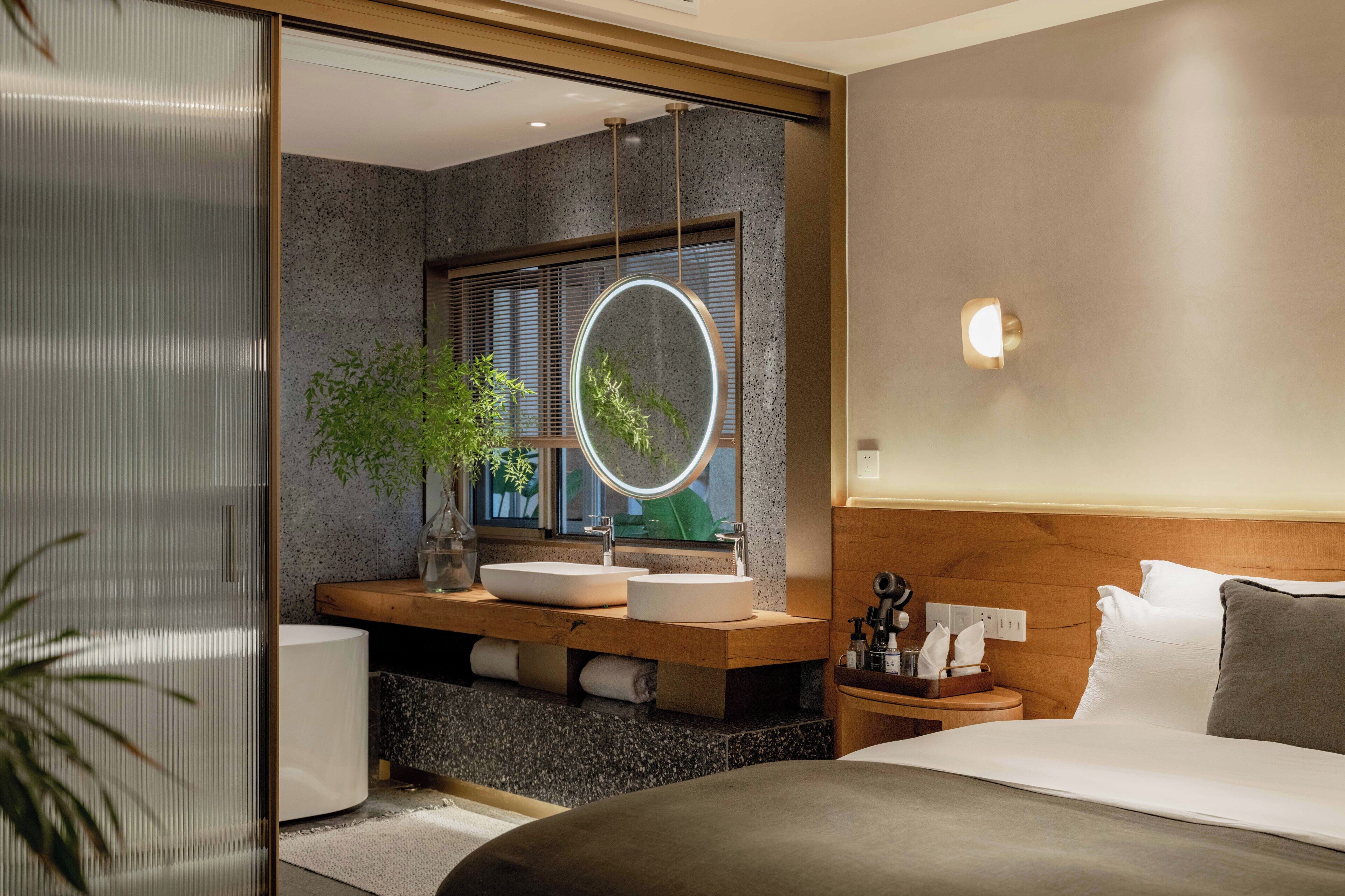 Luxury Double Room, Mountain View | Bathroom | Separate tub and shower, rainfall showerhead, free toiletries