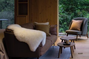 Suite Senior, vista cortile | Area soggiorno