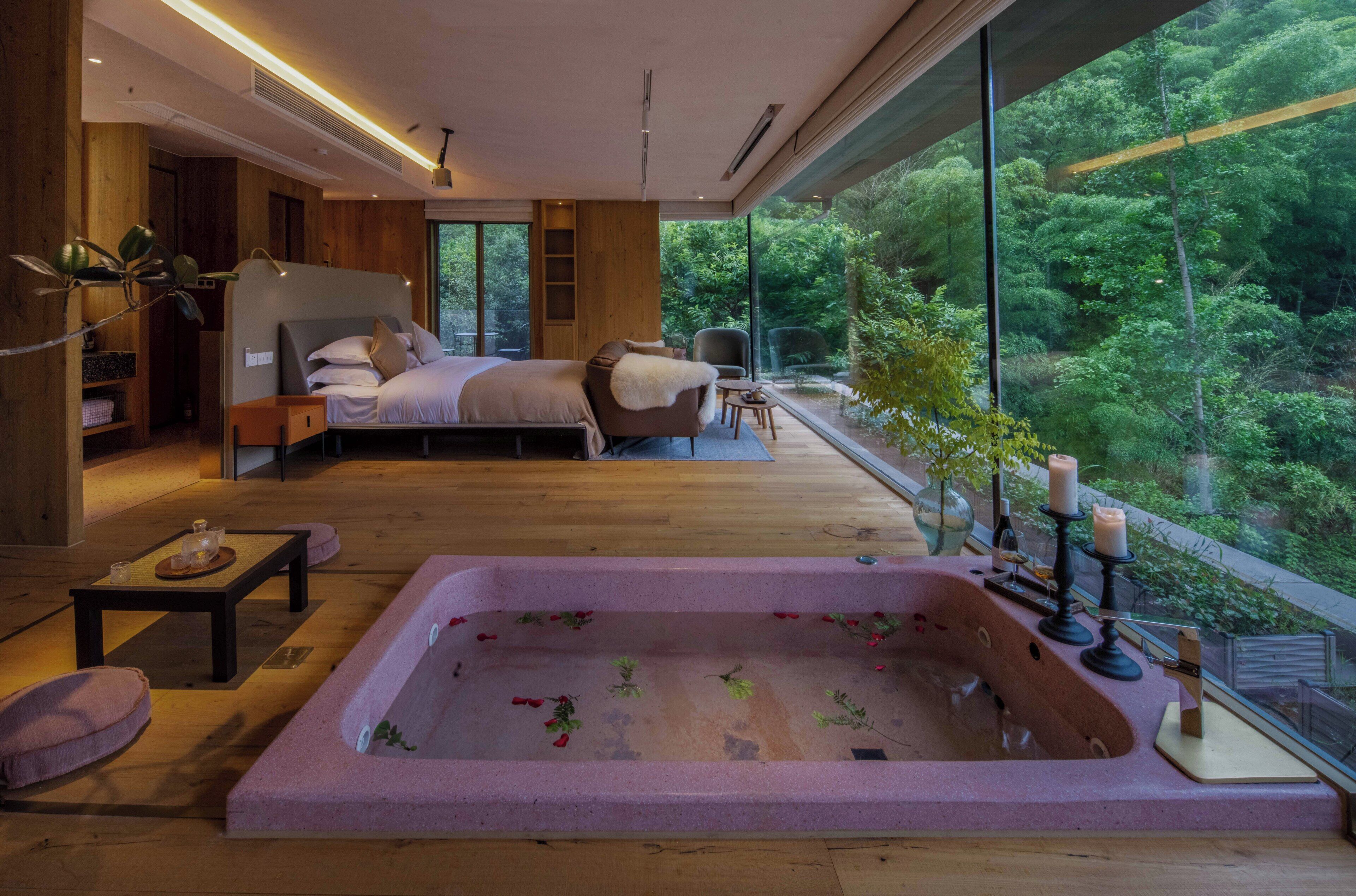 Suite Senior, vista cortile | Vasca da bagno a immersione totale