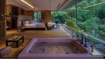 Suite Senior, vista cortile | Vasca da bagno a immersione totale