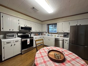 Frigorifero, microonde, forno, piano cottura