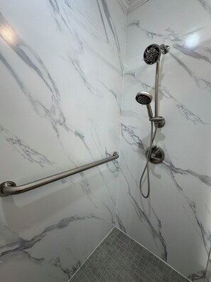 Regadera, secadora de cabello, bidet, toallas 