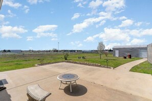 Outdoor dining - Spacious Country Home on 2 Acres - Sleeps 8, 2King+1Queen Bed, and Large Kitchen (Caddo Mills)