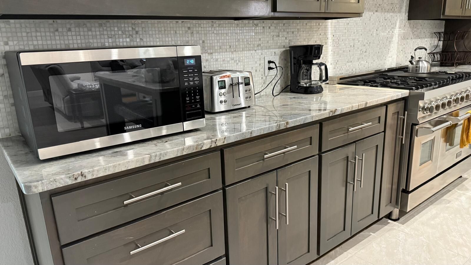 Frigorífico, microondas, horno y placa de cocina