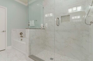 Haartrockner, Bidet, Handtücher, Seife