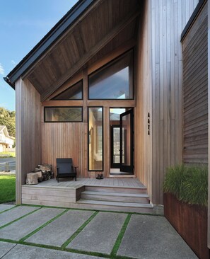 Exterior - Luxury, Oceanfront, Fully Renovated, Signature MCM House in Cannon Beach (Cannon Beach)