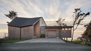 Exterior - Luxury, Oceanfront, Fully Renovated, Signature MCM House in Cannon Beach (Cannon Beach)