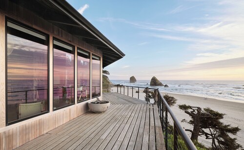 Best of Cannon Beach oceanfront home with 200 degree views, newly renovated