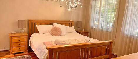 4 Schlafzimmer, Schreibtisch, Bügeleisen/Bügelbrett, kostenloses WLAN