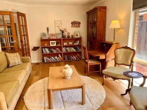 Smart TV, video games, ping pong, books - Spacious Family home! Safe, quiet street opposite park. 5min walk to shop centre (Warwick)